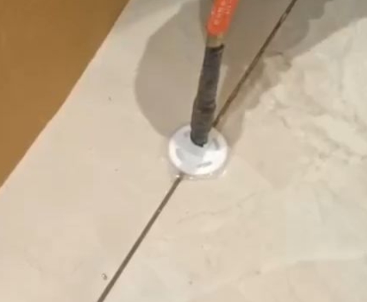 青冈瓷砖空鼓维修公司专业解答瓷砖在铺贴过程中，如果没有涂抹均匀到位的粘结材料（如水泥砂浆或瓷砖胶），可能会导致以下问题