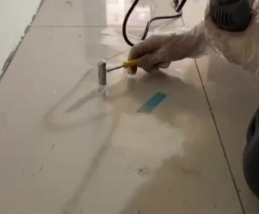 青冈瓷砖开裂维修公司专业分享瓷砖在铺贴前如果没有沥干水分，将会导致以下问题