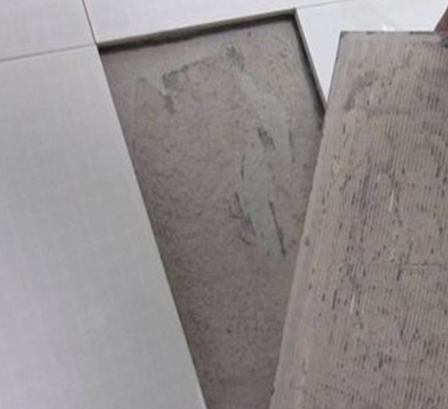 青冈瓷砖空鼓维修公司分享瓷砖铺贴时如果打浆（即涂抹在瓷砖背面和基层上的砂浆或瓷砖胶）过少，会带来以下问题